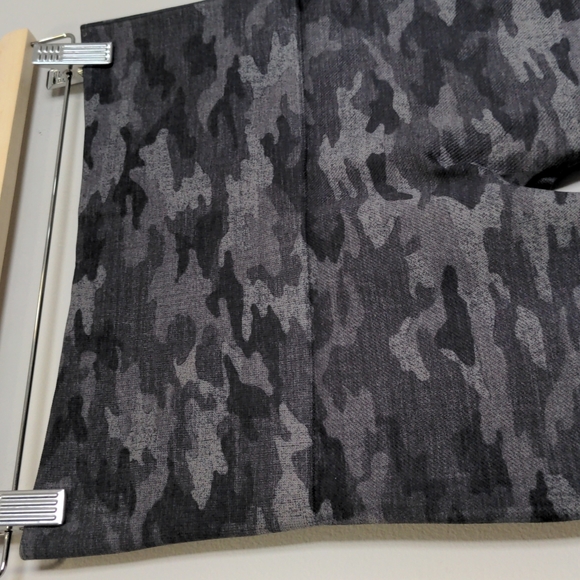 SPANX Women's Gray Camo Size Medium Look At Me Now Seamless Cropped Leggings EUC - Picture 6 of 8